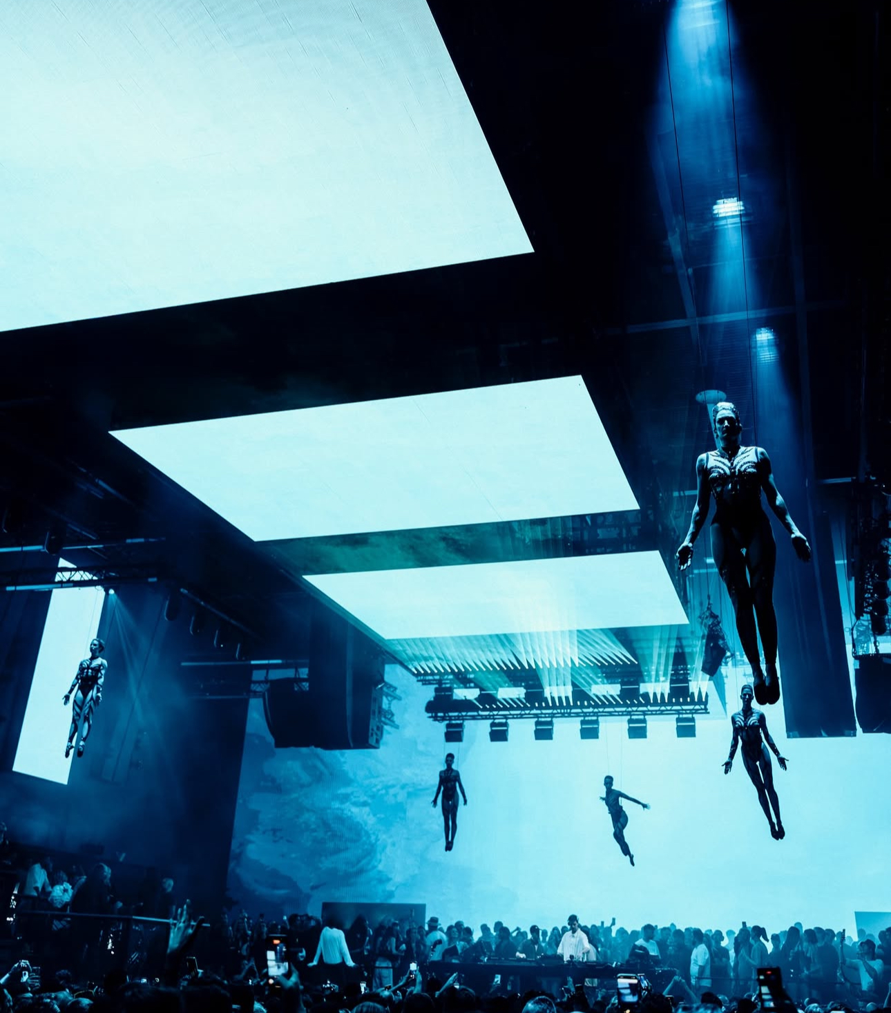 UNVRS - OPENING BLUE GEOMETRIC CEILING